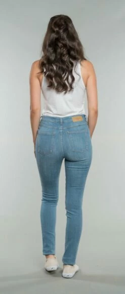 Han:na - Skinny Jeans Aus Bio-Baumwolle - Summer Blue -Grundstoff Verkaufsladen 11106 021 Hanna Frauen Jeans Skinny Fit Bio faire Bedingungen model back 1280x1280