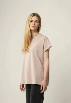 Mela Fairtrade T-Shirt Madhu Aus Bio-Baumwolle - Rose -Grundstoff Verkaufsladen 121 100 Madhu rose nachhaltiges T Shirt in zartem rosa Bio Baumwolle weit geschnitten Rundhalsausschnitt vegane Mode MELAWEAR 1280x1280