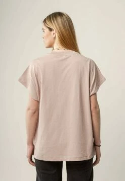 Mela Fairtrade T-Shirt Madhu Aus Bio-Baumwolle - Rose -Grundstoff Verkaufsladen 121 100 Madhu rose veganes Shirt Madhu aus Bio Baumwolle mit weiter Passform Fledermausaermel Rundhalsausschnitt faire Mode 1280x1280