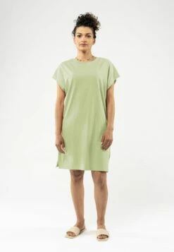 Mela Fairtrade Jersey-Kleid Sunea Aus Bio-Baumwolle - Pastel Green -Grundstoff Verkaufsladen 121 500 pag sunea 03 hochwertig verarbeitets Kleid mit weiten Fledermausaermeln aus reiner Bio Baumwolle fair und nachhaltig produziert Melawear 1280x1280