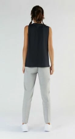 Active Tanktop Aus Bio-Baumwolle & Modal - Black -Grundstoff Verkaufsladen 1211 01 oekofaires Damentop sportlich lockerer Schnitt Rueckansicht Ziernaht Tencel Bio Baumwolle versandkostenfrei 1280x1280