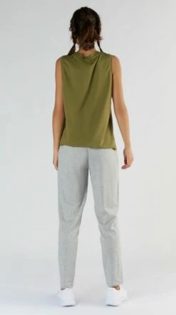 Active Tanktop Aus Bio-Baumwolle & Modal - Olive 12 Active Tanktop Aus Bio-Baumwolle & Modal - Olive -Grundstoff Verkaufsladen 1211 13 Tanktop Damen nachhaltige Bio Baumwolle Modalfaser Rueckansicht Ziernaht vegan fair produziert 1280x1280