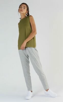 Active Tanktop Aus Bio-Baumwolle & Modal - Olive 11 Active Tanktop Aus Bio-Baumwolle & Modal - Olive -Grundstoff Verkaufsladen 1211 13 umweltschonendes Modalfaser Sporttop mit Biobaumwolle feuchtigkeitsabsorbierend vegan nachhaltig 1280x1280