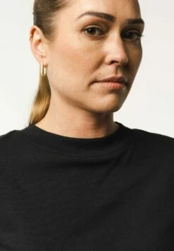 Mela Fairtrade T-Shirt Khira Aus Bio-Baumwolle - Schwarz -Grundstoff Verkaufsladen 151 100 Khira bla klassisches T Shirt Damen gerader Schnitt breiter Rundhalsausschnitt vegan aus zertifizierter Bio Baumwolle 1280x1280