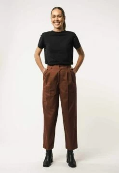 Mela Fairtrade T-Shirt Khira Aus Bio-Baumwolle - Schwarz -Grundstoff Verkaufsladen 151 100 Khira bla veganes Damen Shirt aus Bio Baumwolle klassischer gerader Schnitt mit breitem Rundhalsausschnitt 1280x1280