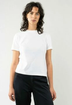 Mela Fairtrade T-Shirt Khira Aus Bio-Baumwolle - Weiss 8 Mela Fairtrade T-Shirt Khira Aus Bio-Baumwolle - Weiss -Grundstoff Verkaufsladen 151 100 Khira wht Fair trade und GOTS zertifiziert T shirt aus Bio Baumwolle gerade geschnitten mit breitem Rundhalsausschnitt 1280x1280