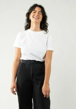Mela Fairtrade T-Shirt Khira Aus Bio-Baumwolle - Weiss 9 Mela Fairtrade T-Shirt Khira Aus Bio-Baumwolle - Weiss -Grundstoff Verkaufsladen 151 100 Khira wht oekofaires T Shirt aus GOTS zertigizierter Bio Baumwolle nachhaltig versandkostenfrei im Online Shop 1280x1280