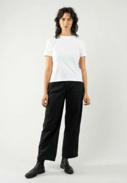 Mela Fairtrade T-Shirt Khira Aus Bio-Baumwolle - Weiss 11 Mela Fairtrade T-Shirt Khira Aus Bio-Baumwolle - Weiss -Grundstoff Verkaufsladen 151 100 Khira wht veganes Damen Shirt von Melawear weiss aus zertifizierter Bio Baumwolle Jersey Stoff breiter Rundhalsausschnitt 1280x1280