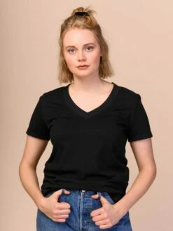 Mela Fairtrade V-Neck T-Shirt Pria Aus Bio-Baumwolle - Schwarz 8 Mela Fairtrade V-Neck T-Shirt Pria Aus Bio-Baumwolle - Schwarz -Grundstoff Verkaufsladen 151 101 bla pria 01 veganes Damenshirt mit V Ausschnitt umgeschlagenen Aermeln und Seitenschlitze aus reiner Bio Baumwolle 1280x1280
