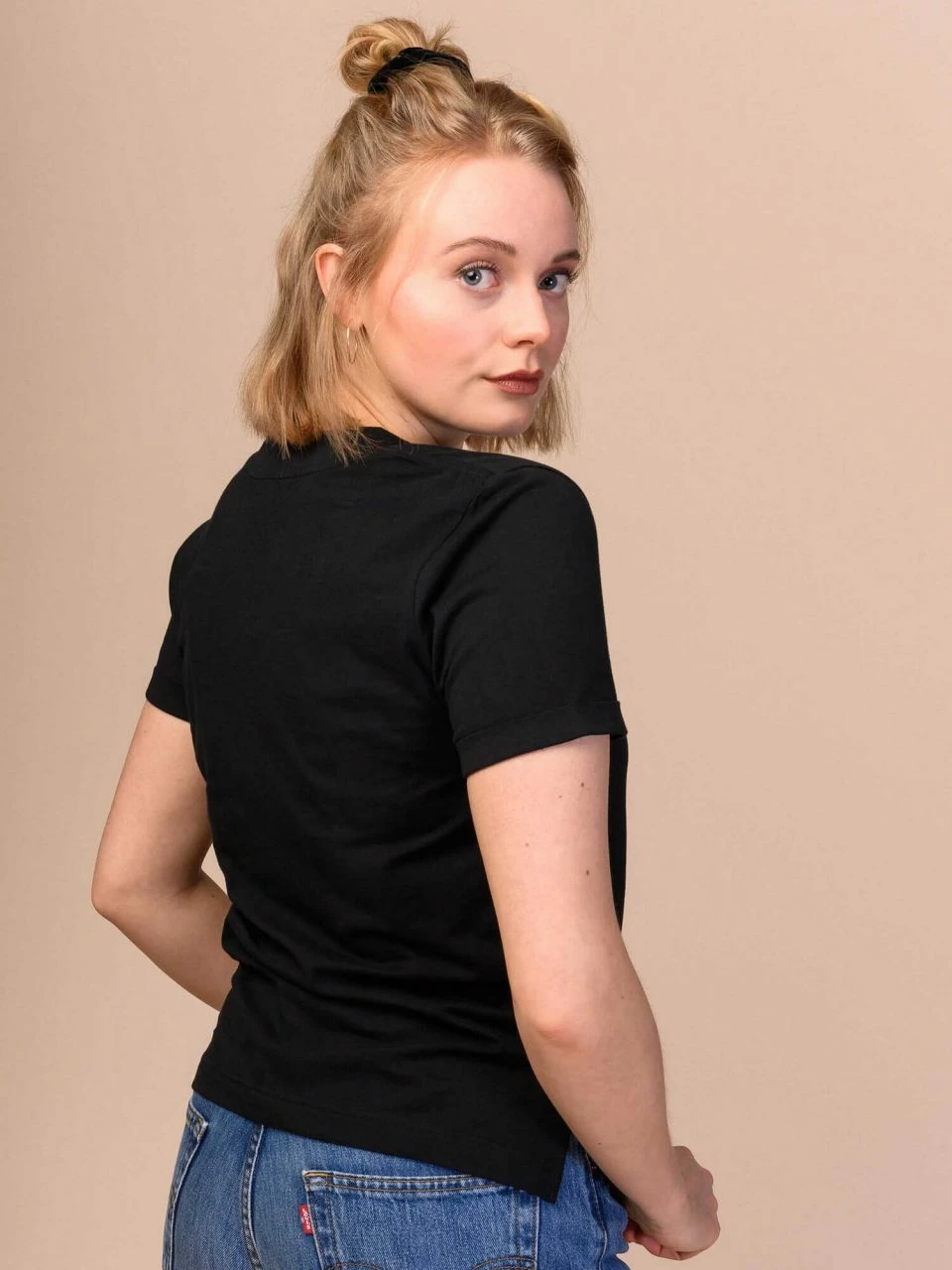 Mela Fairtrade V-Neck T-Shirt Pria Aus Bio-Baumwolle - Schwarz 6 Mela Fairtrade V-Neck T-Shirt Pria Aus Bio-Baumwolle - Schwarz – Bild 4