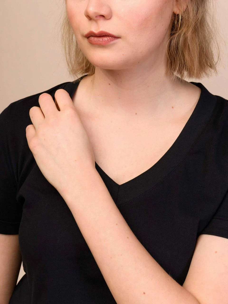 Mela Fairtrade V-Neck T-Shirt Pria Aus Bio-Baumwolle - Schwarz 7 Mela Fairtrade V-Neck T-Shirt Pria Aus Bio-Baumwolle - Schwarz – Bild 5