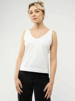 Mela Fairtrade V-Neck Top Pina Aus Bio-Baumwolle - Weiß 8 Mela Fairtrade V-Neck Top Pina Aus Bio-Baumwolle - Weiß -Grundstoff Verkaufsladen 151 102 wht pina 01 weisses Top aus reiner Bio Baumwolle mit V Ausschnitt vegan 1280x1280