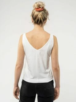 Mela Fairtrade V-Neck Top Pina Aus Bio-Baumwolle - Weiß 9 Mela Fairtrade V-Neck Top Pina Aus Bio-Baumwolle - Weiß -Grundstoff Verkaufsladen 151 102 wht pina 02 Fairtrade Sommertop mit tiefem Rueckenausschnitt und Ziernaht aus reiner Bio Baumwolle 1280x1280