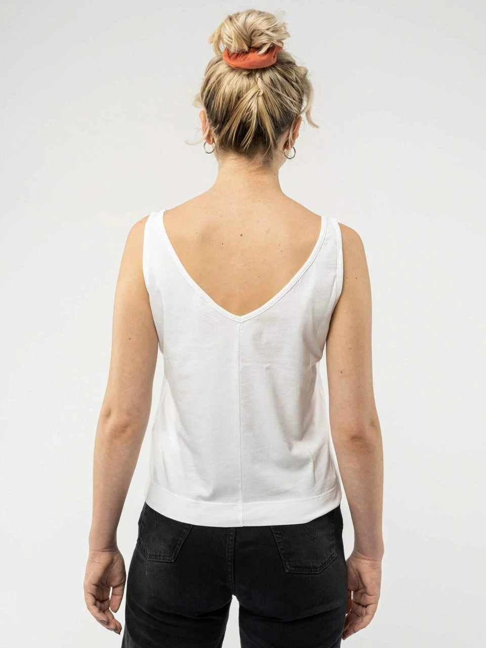 Mela Fairtrade V-Neck Top Pina Aus Bio-Baumwolle - Weiß 5 Mela Fairtrade V-Neck Top Pina Aus Bio-Baumwolle - Weiß – Bild 3