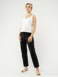 Mela Fairtrade V-Neck Top Pina Aus Bio-Baumwolle - Weiß 10 Mela Fairtrade V-Neck Top Pina Aus Bio-Baumwolle - Weiß -Grundstoff Verkaufsladen 151 102 wht pina 03 nachhaltige Mode aus zertifizierter Bio Baumwolle fair produziert von Melawear 1280x1280