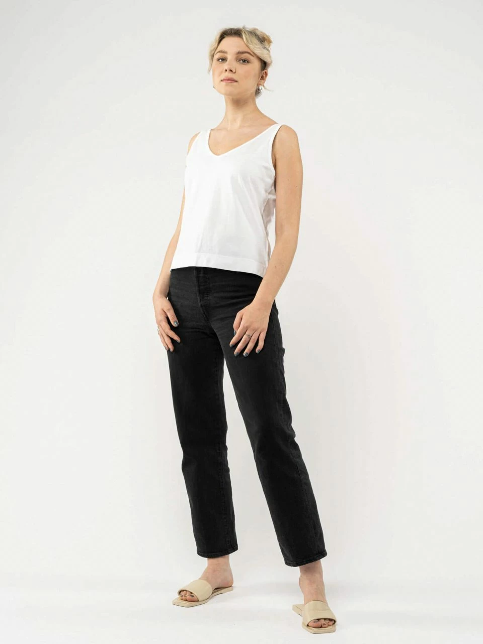 Mela Fairtrade V-Neck Top Pina Aus Bio-Baumwolle - Weiß 6 Mela Fairtrade V-Neck Top Pina Aus Bio-Baumwolle - Weiß – Bild 4