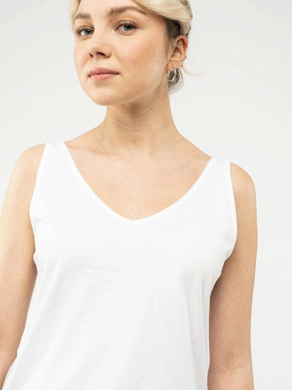 Mela Fairtrade V-Neck Top Pina Aus Bio-Baumwolle - Weiß 7 Mela Fairtrade V-Neck Top Pina Aus Bio-Baumwolle - Weiß – Bild 5