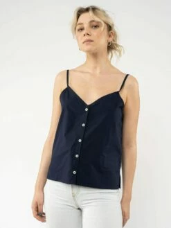 Mela Fairtrade Träger-Top Mohini Aus Bio-Baumwolle - Navy -Grundstoff Verkaufsladen 151 103 nvy mohini 01 navyblaues Traegertop aus leichtem Poplin Stoff mit V Ausschnitt durchgehender Knopfleiste und Seitenschlitzen GOTS Bio Baumwolle 1280x1280
