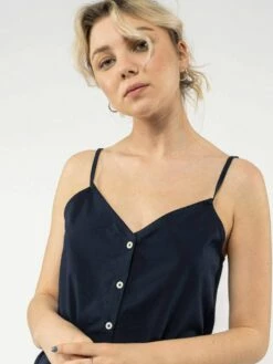 Mela Fairtrade Träger-Top Mohini Aus Bio-Baumwolle - Navy -Grundstoff Verkaufsladen 151 103 nvy mohini 04 hochwertig verarbeitetes Oberteil mit zarten Traegern V Ausschnitt und Knopfleiste oekofaire Mode 1280x1280