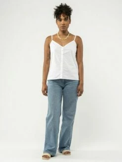 Mela Fairtrade Träger-Top Mohini Aus Bio-Baumwolle - Weiß -Grundstoff Verkaufsladen 151 103 wht mohini 04 Spaghettitraeger Top fur heisse Sommertage mit V Ausschnitt durchgehender Knopfleiste und Seitenschlitzen aus reiner Bio Baumwolle 1280x1280