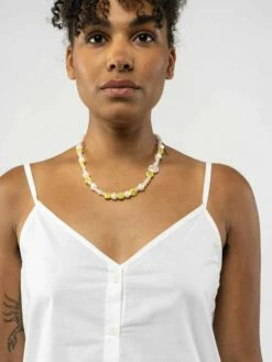 Mela Fairtrade Träger-Top Mohini Aus Bio-Baumwolle - Weiß -Grundstoff Verkaufsladen 151 103 wht mohini 05 oekofaires Top mit zarten Traegern V Ausschnitt und Knopfleiste aus Flussperlmuscheln fair produziert von Melawear 1280x1280