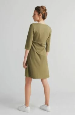 3/4 Arm Kleid Aus Bio-Baumwolle - Oliv -Grundstoff Verkaufsladen 1737 041 4 hochwertiges knielanges Kleid Rueckansicht leicht tailliert mit dreiviertel Aermeln vegan 1280x1280