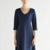 3/4 Arm Kleid Aus Bio-Baumwolle - Admiralblau -Grundstoff Verkaufsladen 1737 045 1 dunkelblaues Jersey Kleid aus Bio Baumwolle mit V Ausschnitt dreiviertel Aermeln leicht tailliert knielang vegan 1280x1280