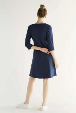 3/4 Arm Kleid Aus Bio-Baumwolle - Admiralblau 7 3/4 Arm Kleid Aus Bio-Baumwolle - Admiralblau -Grundstoff Verkaufsladen 1737 045 3 Rueckansicht knielanges Kleid mit dreiviertel Aermeln vegan aus weichem Jersey 1280x1280