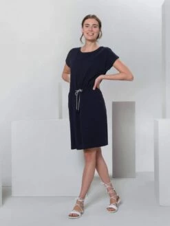 Kleid Aus Bio-Baumwolle Und Viskose - Ink Blue -Grundstoff Verkaufsladen 68523 566 02 oekofaires kleid monica living crafts vegan ink blue model 1280x1280