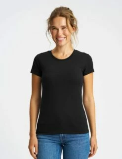 Neutral Fitted T-Shirt Aus Fairtrade Bio-Baumwolle - Schwarz 9 Neutral Fitted T-Shirt Aus Fairtrade Bio-Baumwolle - Schwarz -Grundstoff Verkaufsladen 81001 Black Neutral T Shirt runder Ausschnitt kurzaermelig Frauen Model Oeko Fair 1280x1280