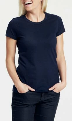 Neutral Fitted T-Shirt Aus Fairtrade Bio-Baumwolle - Navy -Grundstoff Verkaufsladen 81001 Navy Neutral Rundhals Shirt Frauen Model Fairer Handel umweltfreundlich 1280x1280