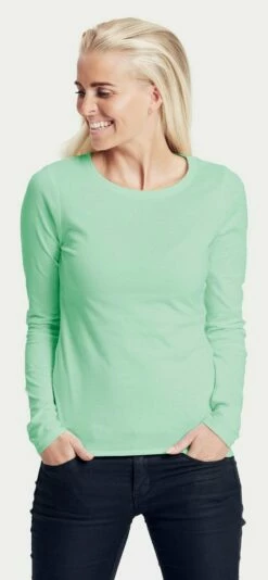 Neutral Longsleeve Aus Fairtrade Bio-Baumwolle - Dusty Mint -Grundstoff Verkaufsladen 81050 Dusty Mint Neutral Klassisches Jerseyshirt Damenmodel langaermelig Bio Fashion schadstoffarm 1280x1280