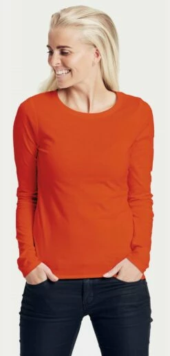 Neutral Longsleeve Aus Fairtrade Bio-Baumwolle - Orange -Grundstoff Verkaufsladen 81050 Orange Neutral Zertifiziertes Rundhals Shirt langaermelig Frauenmodel nachhaltig oeko fair 1280x1280