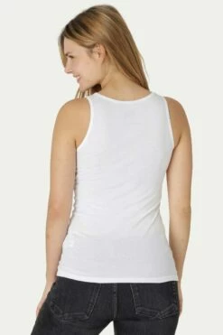 Neutral Top Aus Fairtrade Bio-Baumwolle - Weiss -Grundstoff Verkaufsladen 81300 White Neutral Damen Top runder Ausschnitt Model Rueckansicht Biobaumwolle fair 1280x1280