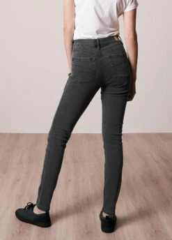 Light Jeans Aus Bio-Baumwolle - Grau 14 Light Jeans Aus Bio-Baumwolle - Grau -Grundstoff Verkaufsladen 889fn Rueckansicht 5 Pocket Jeans Damen mid waist slim fit nachhaltiger Bio Baumwolle vegan fair trade 1280x1280