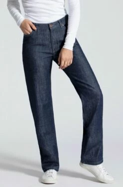 Fin:na - Straight Cut Jeans Aus Bio-Baumwolle - Classic Blue -Grundstoff Verkaufsladen 99103 025 classic blue Finna Feuervogl Five Pocket Jeans gerades Bein Frauen Model vorne zertifiziert Bio Baumwolle Oeko Fair 1280x1280