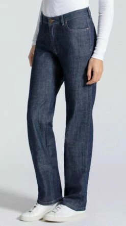 Fin:na - Straight Cut Jeans Aus Bio-Baumwolle - Classic Blue -Grundstoff Verkaufsladen 99103 025 classic blue Finna Feuervogl High Waist Jeans Denim Bio Qualitaet Damenmodel side Fair Fashion umweltschonend 1280x1280