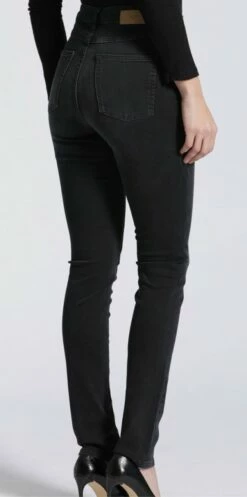 Han:na - Skinny Jeans Aus Bio-Baumwolle - Raven Black -Grundstoff Verkaufsladen 99106 098 raven black Hanna Feuervogl Hyperflex Skinny Jeans Model hinten schwarz Bio Baumwolle Fair Trade 1280x1280