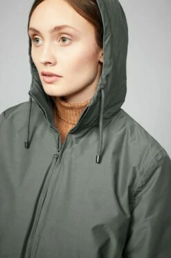 Alleena - Winterjacke Aus Bio-Baumwolle & Recyceltem Nylon - Platinum -Grundstoff Verkaufsladen Alleena platinum langerchen damen winter jacke faire herstellung vegan model detail 1280x1280