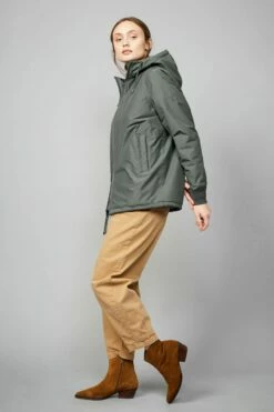 Alleena - Winterjacke Aus Bio-Baumwolle & Recyceltem Nylon - Platinum -Grundstoff Verkaufsladen Alleena platinum warme winterjacke umweltschonende wattierung wetterfeste membran model side 1280x1280