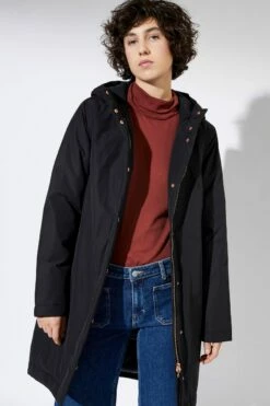 Ariza - Winterparka Aus Bio-Baumwolle & Recyceltem Nylon - Black -Grundstoff Verkaufsladen Ariza black hochwertiger Damen Wintermantel schwarz mit auffaelligen kupferfarbenen Druckknoepfen und Reissverschluss 1280x1280