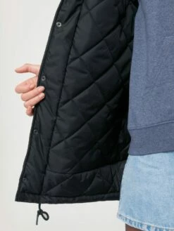 Unisex Padded Parka Aus Recyceltem Polyester - Black -Grundstoff Verkaufsladen Detail Innenseite leicht wattiert U841 002 1280x1280