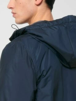 Unisex Padded Parka Aus Recyceltem Polyester - French Navy -Grundstoff Verkaufsladen Detail Kapuze mit Gummizug U841 727 1280x1280