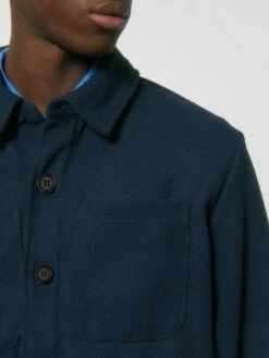 Unisex Twill Overshirt Aus Recyceltem Polyester - French Navy 19 Unisex Twill Overshirt Aus Recyceltem Polyester - French Navy -Grundstoff Verkaufsladen Detail Kentkragen mit Knopfleiste U845 727 1280x1280