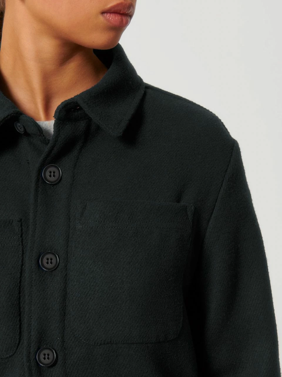 Unisex Twill Overshirt Aus Recyceltem Polyester - Black 9 Unisex Twill Overshirt Aus Recyceltem Polyester - Black – Bild 7