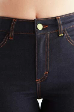 Thermo Skinny Fit Jeans Mit Bio-Baumwolle - Navy Blue -Grundstoff Verkaufsladen Detail Knopf gelblich schimmernd WD1026 223 1280x1280