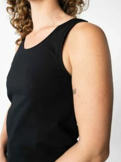 Mela Fairtrade Tanktop Vanita Aus Bio-Baumwolle - Schwarz -Grundstoff Verkaufsladen Detail Rundhalsausschnitt MELA Vanita bla 1280x1280