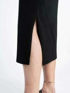 Mela Fairtrade Jersey-Kleid Latika Aus Bio-Baumwolle - Schwarz 11 Mela Fairtrade Jersey-Kleid Latika Aus Bio-Baumwolle - Schwarz -Grundstoff Verkaufsladen Detail Seitenschlitz MELA Latika bla 1280x1280