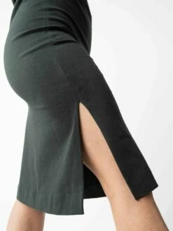 Mela Fairtrade Trägerkleid Sadhana Aus Bio-Baumwolle - Dunkelgrün 13 Mela Fairtrade Trägerkleid Sadhana Aus Bio-Baumwolle - Dunkelgrün -Grundstoff Verkaufsladen Detail Seitenschlitz Melawear Sadhana dagr 1280x1280