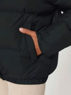Oversized Unisex Puffer Jacket Aus Recyceltem Polyester - Black -Grundstoff Verkaufsladen Detail Seitentache verschliessbar U840 002 1280x1280